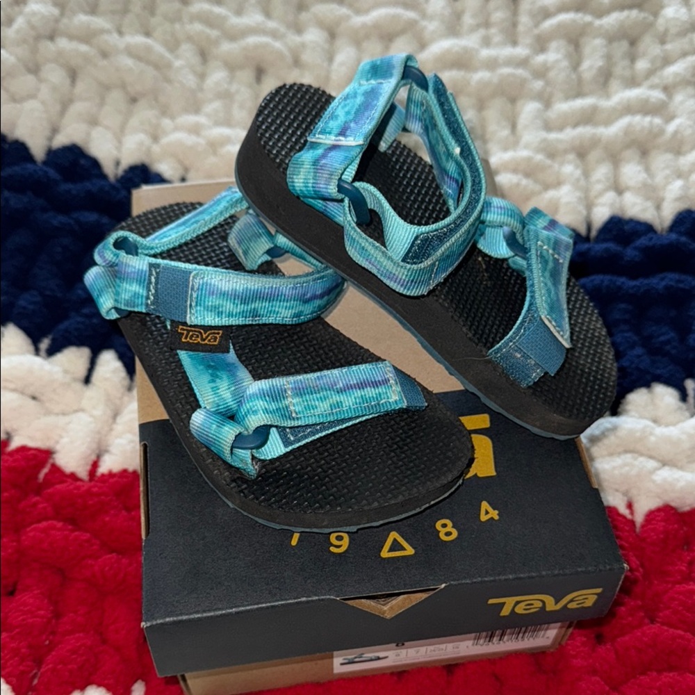 Worn once-toddler size 8 Tevas “tie dye” adorable & easy 💙🩵💚💙